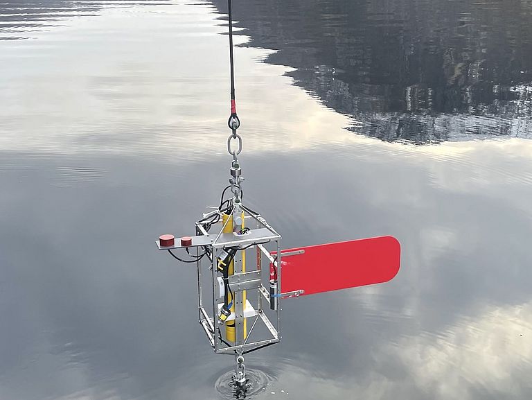Deployment of a sediment trap with attached Underwater Vision Profiler (UVP6) und Simrad WBAT. Photo: Helena Hauss