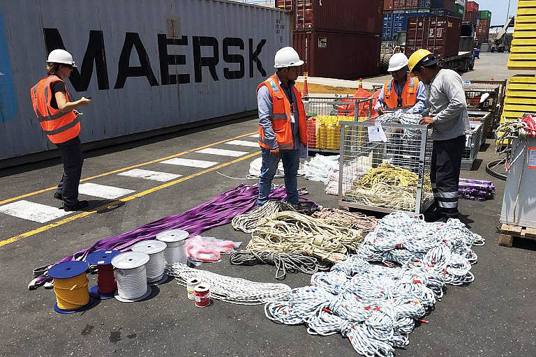 08.02.2020: Der peruanische Zoll überprüft jeden einzelnen Gegenstand aus den KOSMOS-Containern. Foto: Michael Krudewig / GEOMAR