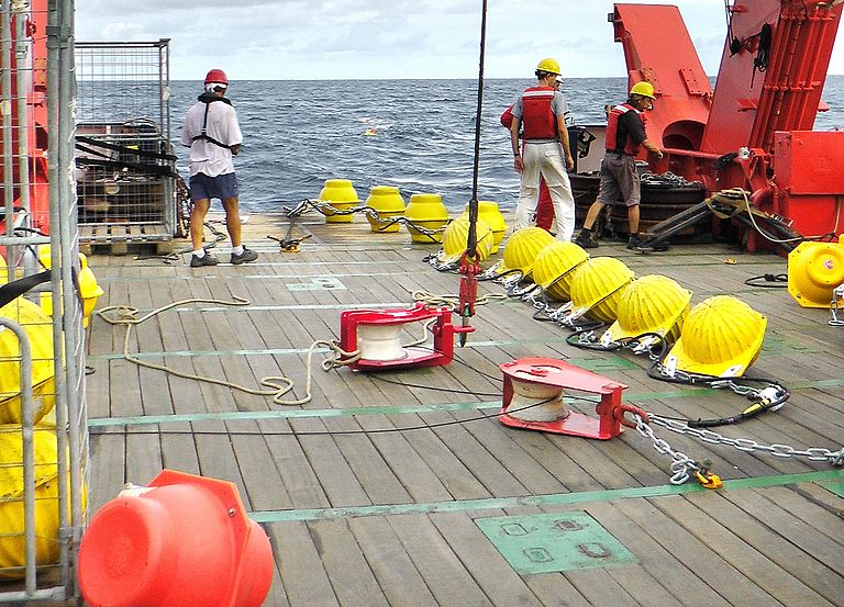 Recovery of an oceanographic mooring with RV METEOR. Researchers in Europe, the USA, Canada, Brazil and South Africa and other Atlantic-bordering countries are already strongly engaged in observing the ocean. Photo: W. Huneke, GEOMAR