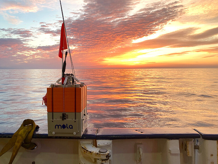 Forschungsgerät MOLA vor einem Sonnenuntergang