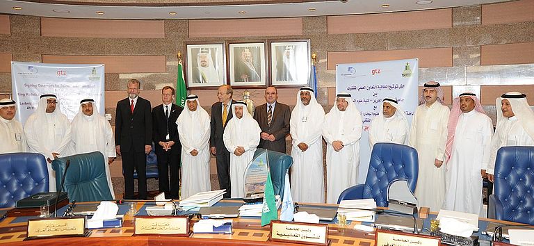 Vertreter der saudi-arabischen Seite, der GTZ und des IFM-GEOMAR bei der Vertragsunterzeichnungszeremonie. Foto: M. Dengler, IFM-GEOMAR.