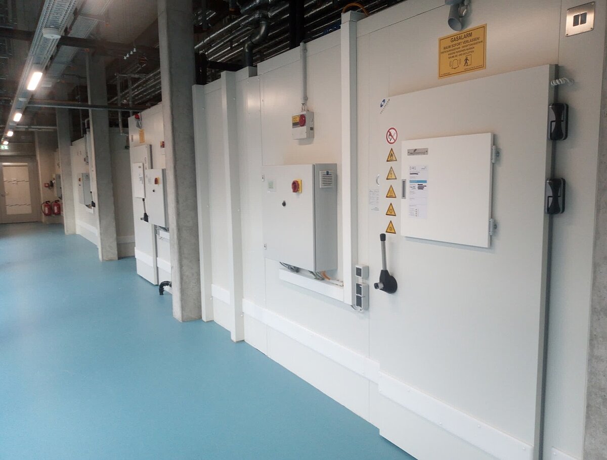 Picture of a corridor with closed doors that lead intoclimate chambers.