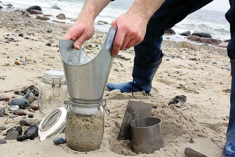 Auf der Spur des Plastikmülls an der Ostseeküste: In Staberhuk auf Fehmarn werden Sedimentproben genommen: Foto: Dennis Brennecke, CAU