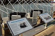 Schon während der Aufbauphase erregten die schwarzen Experimentierbehälter direkt an der belebten Kiellinie das Interesse vieler Passanten. Infotafeln erklären die Funktionsweise. Foto: J. Steffen, IFM-GEOMAR