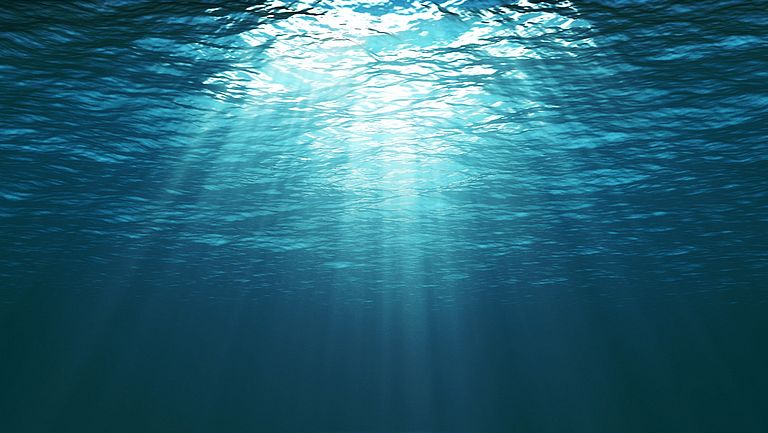 Blauer Ozean von unter Wasser, Lichtstrahlen fallen durch das Wasser