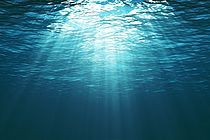 Blauer Ozean von unter Wasser, Lichtstrahlen fallen durch das Wasser