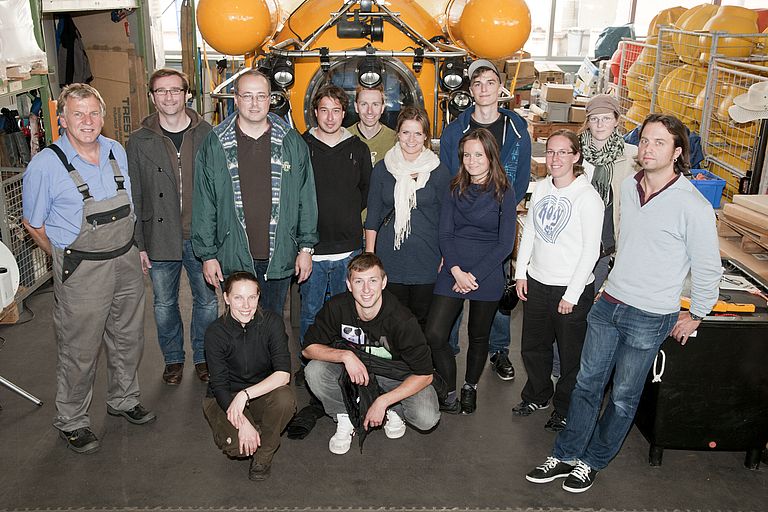 Während einer Führung über das GEOMAR-Gelände lernten die Stuedierenden aus der Schweiz auch das Technik- und Logistikzentrum kennen. JAGO-Pilot Jürgen Schauer (links) erklärte ihnen die Technik von Deutschlands einzigem wissenschaftlichem Tauchboot. Foto: J. Steffen, GEOMAR