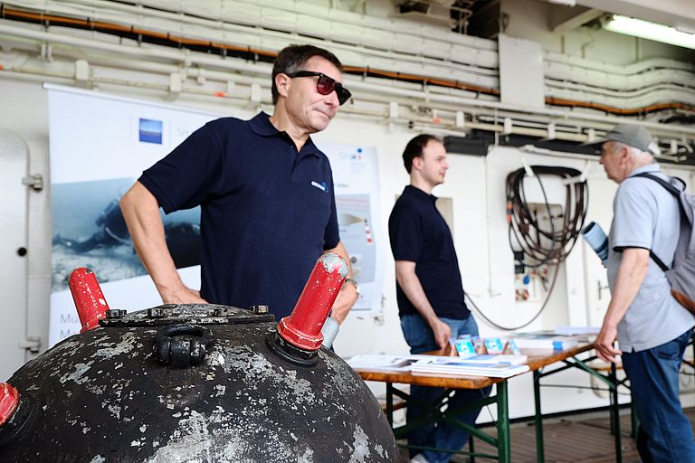 Experten zu Munition im Meer teilen ihr Wissen auf dem offenen Forschungsschiff am 28.06.. Photo: Jan Steffen /GEOMAR