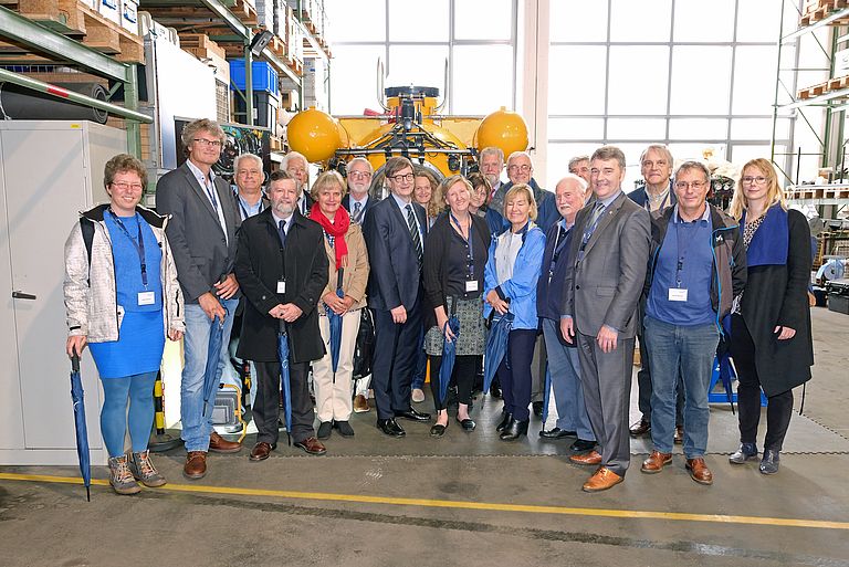 The team of evaluators with representatives of the Helmholtz Association in front of the submersible JAGO. Photo: Jan Steffen.