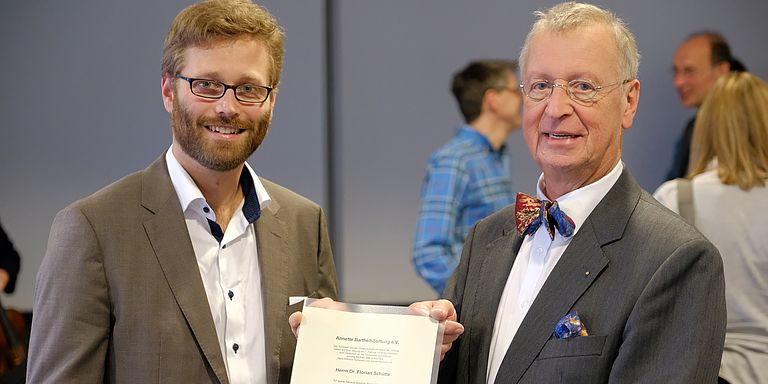 Prof. Dr. Wolf-Christian Dullo (re.) gratuliert Dr. Florian Schütte zum Annette-Barthelt-Preis 2018. Foto: Jan Steffen/GEOMAR