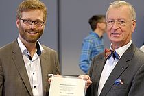 Prof. Dr. Wolf-Christian Dullo (re.) gratuliert Dr. Florian Schütte zum Annette-Barthelt-Preis 2018. Foto: Jan Steffen/GEOMAR