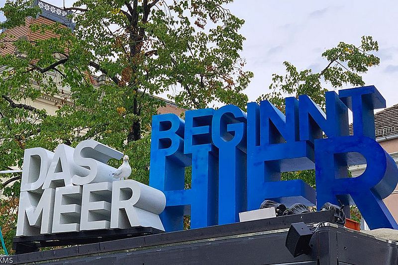 Schriftzug auf dem Cubus: Das Meer beginnt hier.