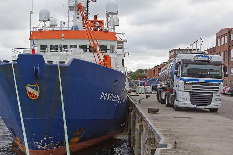 Im September 2014 liefert das Kieler Forschungsschiff POSEIDON Meerwasser für das Heidelberger Aeolotron. Foto: M. Sperling, GEOMAR