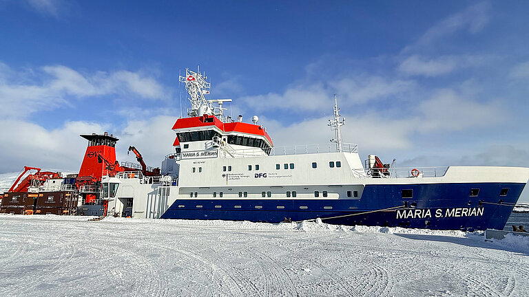 Das Forschungsschiff Maria S. Merian im Hafen von Nuuk