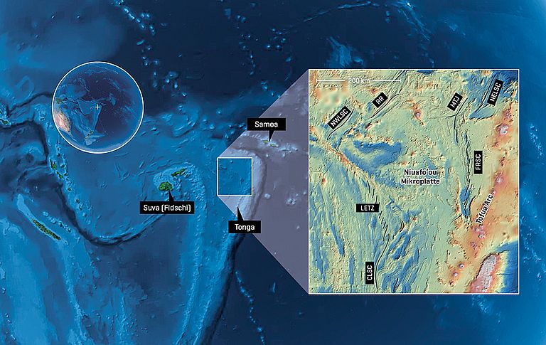 Arbeitsgebiet von SO267 im Lau-Becken. Grundlage der Meeresbodenkarte rechts sind Satellitendaten sowie hochauflösende Sonaraufnahmen (GMRT und schiffsbasierte Multibeam-Bathymetrie). Schwarz markiert sind Gräben und Spreizungszentren, die die Grenzen verschiedener Mikroplatten bilden: NWLSC - Northwest Lau Spreading Centre | RR - Rochambeau Ridge | MTJ - Mangatolu Triple Junction | NELSC - Northeast Lau Spreading Centre | FRSC - Fonulaei Rift Spreading Centre | LETZ - Lau Extensional Transform Zone | CLSC - Central Lau Spreading Centre. Quelle: SO267 Scientific Party, Hintergrundkarte: NASA WorldWind