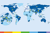 Weltkarte, auf der einige Länder hellblau und einige dunkelblau eingefärbt sind