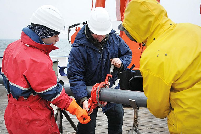 Die mit Schwereloten gewonnenen Sedimentkerne werden an Bord des Forschungsschiffes unterteilt und für den weiteren Transport luftdicht verpackt. Foto: Jan Steffen / GEOMAR
