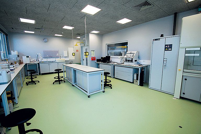 Trockenlabor im OSCM. Darüber hinaus bietet das Gebäude den Forschenden weitere Labore, mehrere Werkstätten, Lagerräume, Büros sowie Konferenzräume. Foto: Björn Fiedler, GEOMAR.