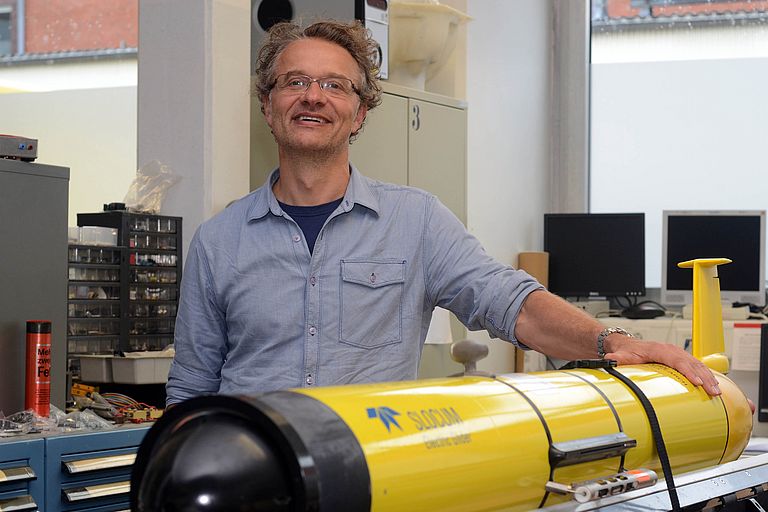 Der Ozeanograph Dr. Johannes Karstensen mit einem Gleiter im Technik- und Logistikzentrum des GEOMAR. Foto: J. Steffen, GEOMAR