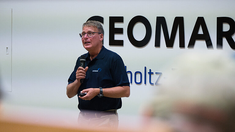 Mann hält Vortrag im Hörsaal