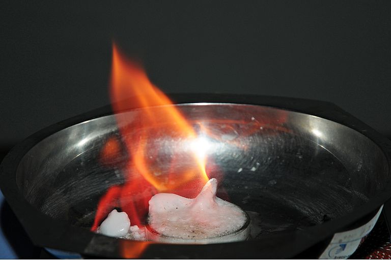 Wenn Methanhydrate sich an der Luft auflösen, kann das entweichende Gas brennen. Foto: A. Villwock / GEOMAR