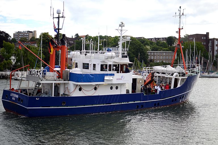 Mit dem Forschungskutter LITTORINA beproben die Teilnehmerinnen und Teilnehmer der 6. Sommerschule für Marine Biotechnologie Wasser und Sediment in der Schwentinemündung. Foto: J. Steffen, GEOMAR
