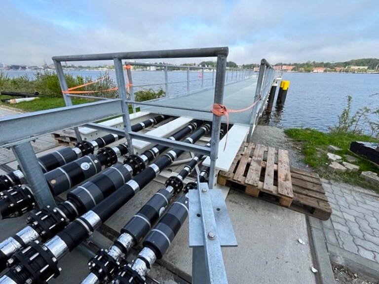 Steg am Wasser mit Leitungen