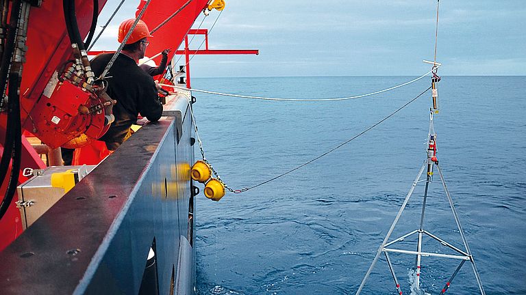 Das Forschungsschiff SONNE setzte von Ende November bis Mitte Dezember 2015 mehr als 20 GeoSEA-Tripoden in 2.000 bis 6.000 Metern Wassertiefe vor der Küste von Nordchile ab.