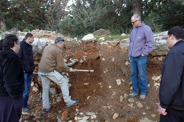 Israelische und palästinensische Wissenschaftler nehmen gemeinsam Bodenproben in Israel. Foto: Boaz Lazar, HUJ