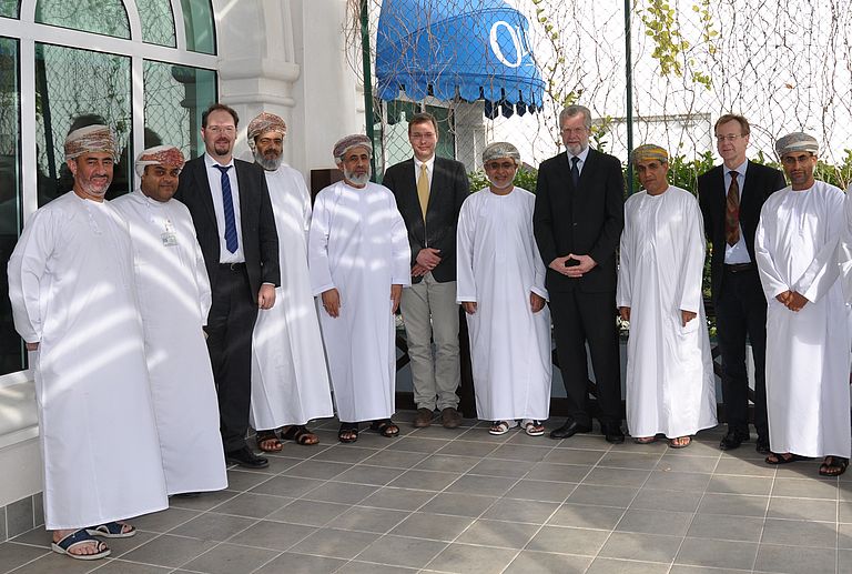 Prof. Dr. Peter Herzig (GEOMAR, 4.v.r.), Dr. Warner Brückmann (GEOMAR, 2.v.r.), Dr. Ludwig Stroink (GFZ, Mitte) und Dr. Jan Friesen (UFZ, 3.v.l.) mit dem Steering Committee des "Oman Center of Advanced Technology Integration". Foto: OCATI