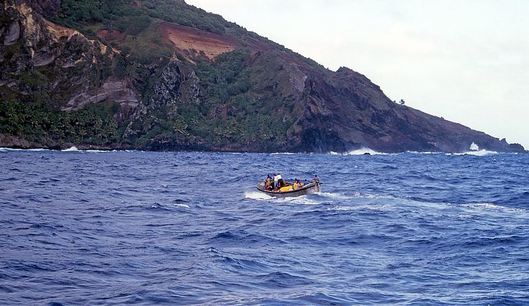 Übersetzen zur Insel Pitcairn mit dem Beiboot des Forschungsschiffs SONNE. Quelle: C. Devey.