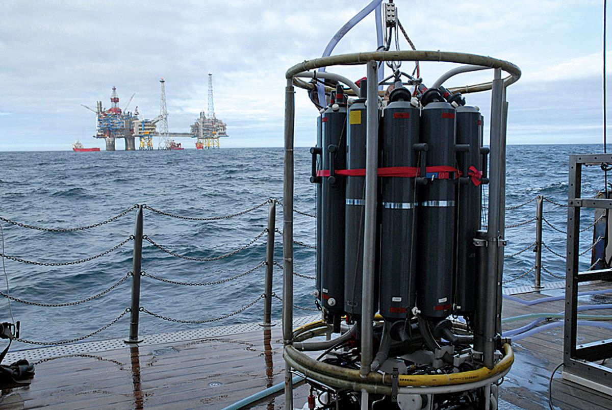 Videogeführter Kranzwasserschöpfer zur Messung von Meeresdaten vor der Sleipner-Bohrplattform in der Nordsee. 