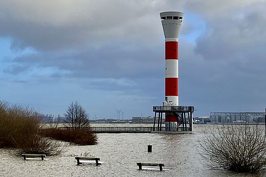 Storm tide on the Elbe. The joint project ElbeXtreme investigates the effects of extreme events on ecosystem services in the Elbe estuary. Photo: Maike Nicolai, GEOMAR