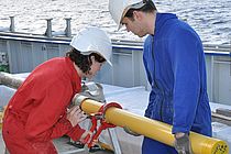 Co-author Anne Osborne and her colleague Simon Jost work on a sediment core aboard the RV PELAGIA. Photo: W. Brückmann/GEOMAR