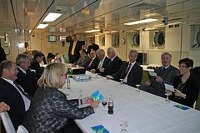 Trockenlabor statt Kamin: Die Ministerpräsidenten schnupperten im Labor der ALKOR etwas Forschungsatmosphäre. Foto: A. Villwock, GEOMAR.