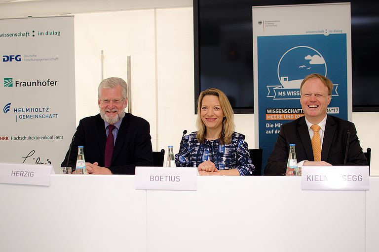 GEOMAR-Direktor Professor Peter Herzig, die Vorsitzende des Lenkungsausschusses von Wissenschaft im Dialog (WiD), Prof. Dr. Antje Boetius, und Ministerialdirektor Matthias Graf von Kielmansegg vom Bundesministerium für Bildung und Forschung heben bei der offiziellen Eröffnung die Bedeutung der Meeresforschung für die Zukunft der Menschheit hervor. Diese Bedeutung und die Faszination der Ozeane sollen auf der MS Wissenschaft vermittelt werden. Foto: Jan Steffen, GEOMAR