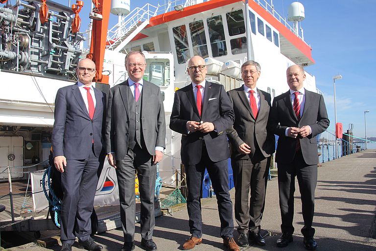 Von links: Erwin Sellering (Mecklenburg-Vorpommern), Stephan Weil, (Niedersachsen), Torsten Albig (Schleswig-Holstein), Carsten Sieling (Bremen) und Olaf Scholz (Hamburg). Foto: A. Villwock, GEOMAR.