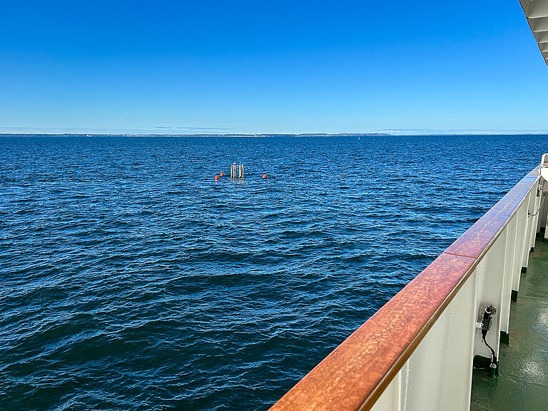 Blick vom Schiff auf eine Kameraboje, die sich im Wasser befindet