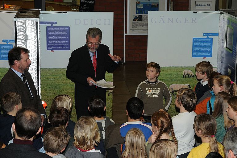 IFM-GEOMAR-Direktor Prof. Peter Herzig (Mitte) und Dietmar Wienholdt, Leiter der Abteilung Wasserwirtschaft, Meeres- und Küstenschutz im Ministerium für Landwirtschaft, Umwelt und ländliche Räume des Landes Schleswig-Holstein (li.), eröffnen die Ausstellung im Foyer des IFM-GEOMAR. Foto: J. Steffen, IFM-GEOMAR