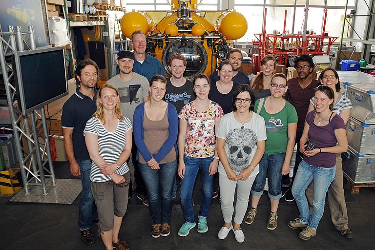 Die Teilnehmerinnen und Teilnehmer der Sommerschule für marine Biotechnologie vor dem Tauchboot JAGO. Foto: J. Steffen