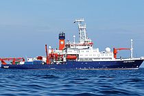 Ein Forschungsschiff auf dem Meer