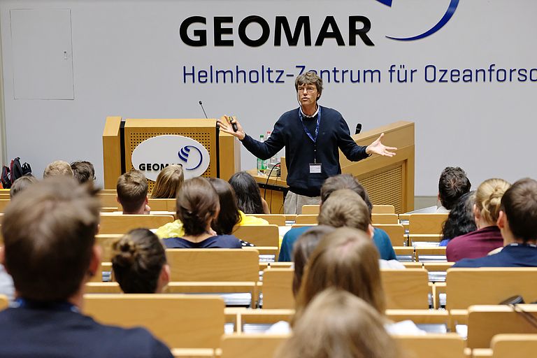 Prof. Dr. Martin Visbeck, Geomar und Exzellenzcluster Ozean der Zukunft begrüßt die Teilnehmerinnen und Teilnehmer am GEOMAR. Foto: Jan Steffen, GEOMAR