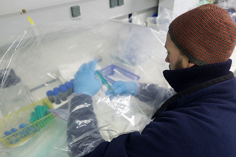 Um zu verhindern, dass die Proben vom Meeresboden sich verändern, werden sie in einem gekühlten Labor unter Sauerstoffausschluss weiter verarbeitet. Foto: J. Steffen, GEOMAR