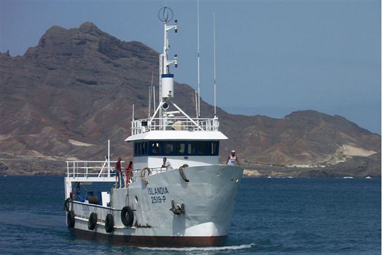 Das Forschungsschiff ISLÂNDIA läuft in Mindelo ein. Foto: Pericles Silva, INDP