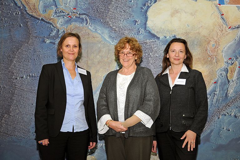 Dr. Nicole Schmitd (WEB), Prof. Dr. Cindy Lee und Prof. Dr. Anja Engel (WEB) vor der Heezen-Tharp-Karte. Foto: GEOMAR