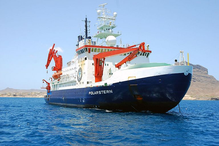 FS Polarstern in der Bucht von Mindelo. Im Hintergrund die kargen Berge der Insel Sao Vicente (Republik Kap Verde). Foto: Armand Spencer