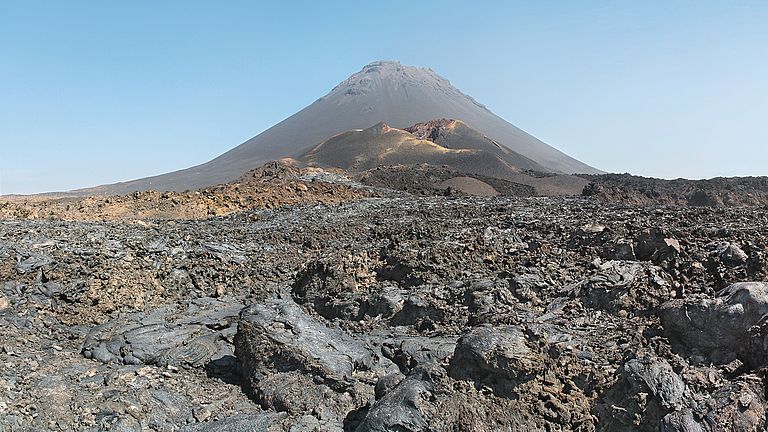 Der Pico do Fogo auf der Insel Fogo ist ein sehr aktiver Vulkan, der im Schnitt alle 20 Jahre ausbricht und damit zu den aktivsten Vulkanen im Atlantik zählt. 