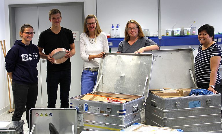 Auf Helgoland werden bereits die Seekisten für den Workshop gepackt. Foto J. Sendel