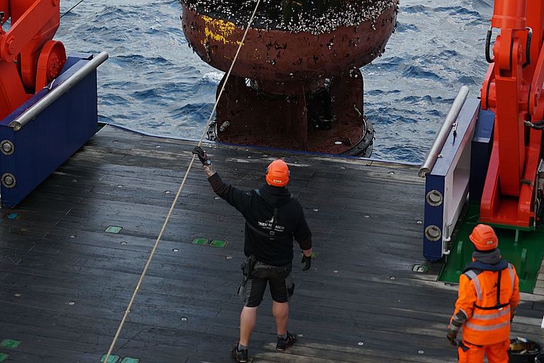 The PAP buoy comes on deck of the Maria S. Merian.