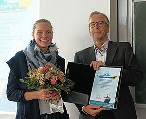 Preisträgerin Anna Christina Hans mit Dr. Peter Gimpel, Vorsitzender der Fördergesellschaft. Foto: A. Villwock, GEOMAR.